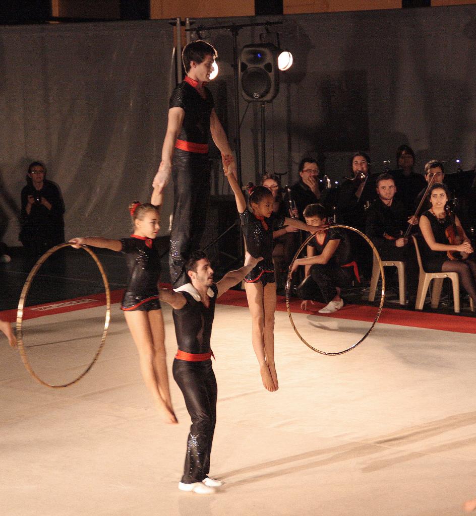 Acrobatic Show Orchestre Live