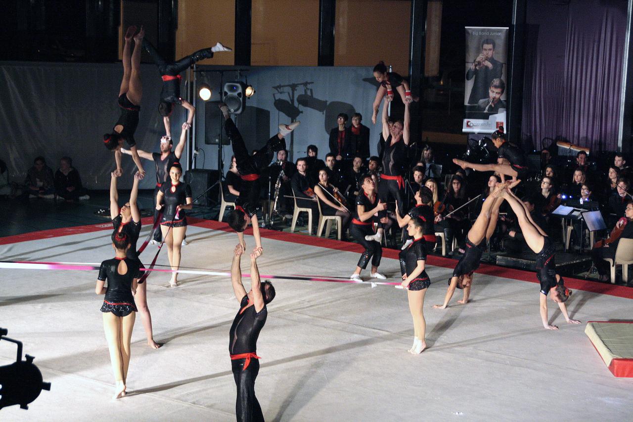 Acrobatic Show Orchestre Live